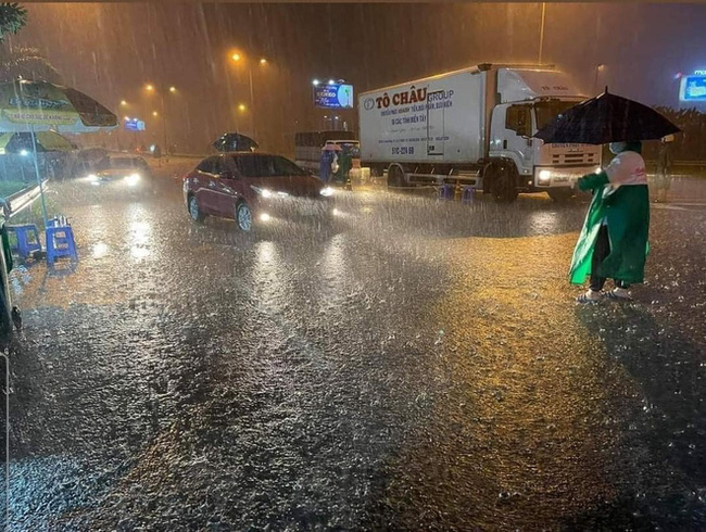 Hình ảnh các chiến sĩ công an dầm mưa suốt đêm, căng mình trực chốt kiểm dịch Covid-19 khiến nhiều người xúc động-4