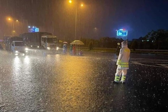 Hình ảnh các chiến sĩ công an dầm mưa suốt đêm, căng mình trực chốt kiểm dịch Covid-19 khiến nhiều người xúc động