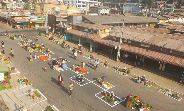 Khu chợ kỳ lạ bày bán giữa lòng đường, ngỡ vi phạm pháp luật nhưng lại là giải pháp cực hay mùa giãn cách-2