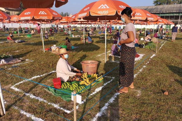 Khu chợ kỳ lạ bày bán giữa lòng đường, ngỡ vi phạm pháp luật nhưng lại là giải pháp cực hay mùa giãn cách-5