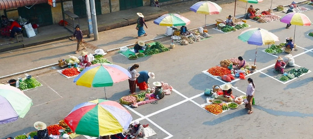 Khu chợ kỳ lạ bày bán giữa lòng đường, ngỡ vi phạm pháp luật nhưng lại là giải pháp cực hay mùa giãn cách-4