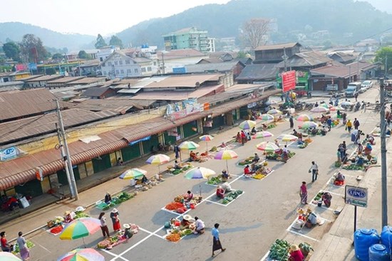 Khu chợ kỳ lạ bày bán giữa lòng đường, ngỡ vi phạm pháp luật nhưng lại là giải pháp cực hay mùa giãn cách