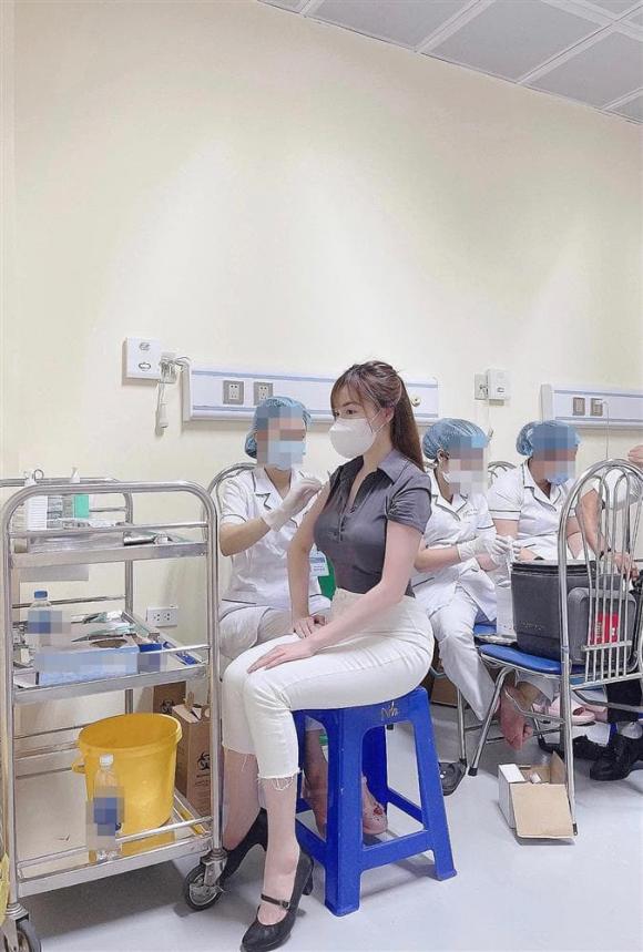 Mặc kín đáo đi tiêm vaccine, Âu Hà My vẫn gây sốt vì vòng một tràn viền đến ngộp thở-1