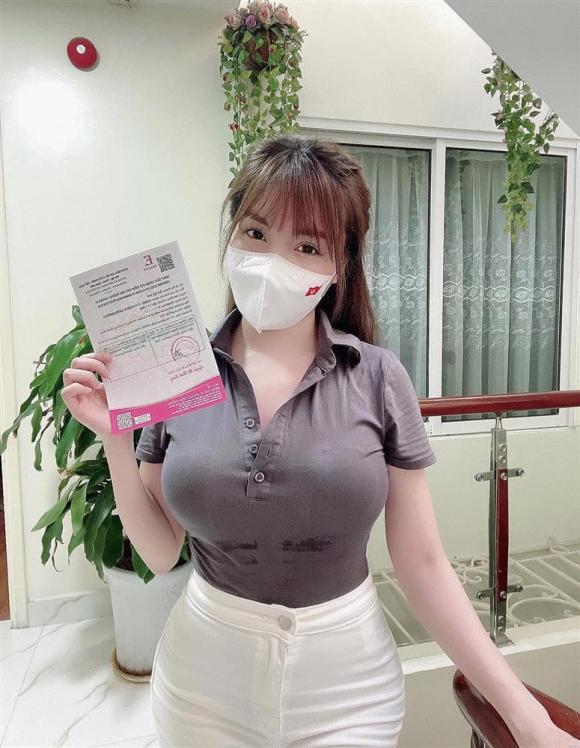 Mặc kín đáo đi tiêm vaccine, Âu Hà My vẫn gây sốt vì vòng một tràn viền đến ngộp thở-2