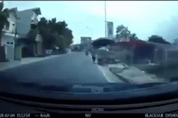 Tài xế buồn ngủ tông người phụ nữ bán hàng bên lề đường bay lên không trung