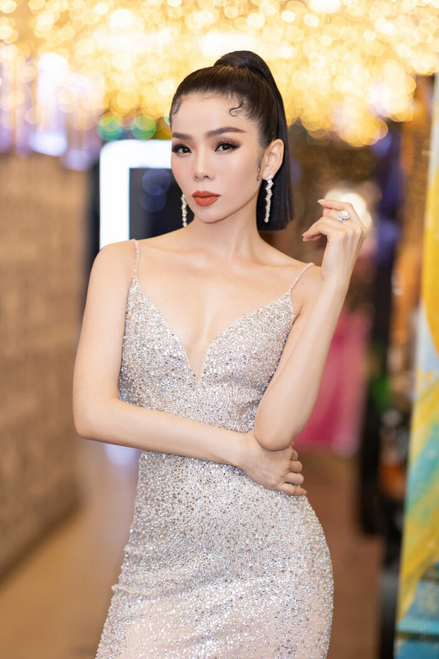 Đăng ảnh ăn vận chanh sả, Lệ Quyên bị netizen chê già như 60 tuổi và đây là emoji cô sử dụng để phản ứng-6