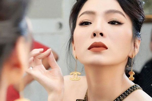 Bị mỉa mai không làm từ thiện và bao nuôi trai trẻ, Lệ Quyên xù lông đáp trả làm antifan câm nín luôn-6