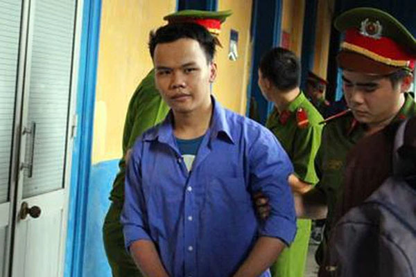 Chạy trời không khỏi nắng: Đang ở yên trong nhà thì bị tử tù mắc COVID-19 ghé vào xin miếng nước, xem tivi cùng!?-3