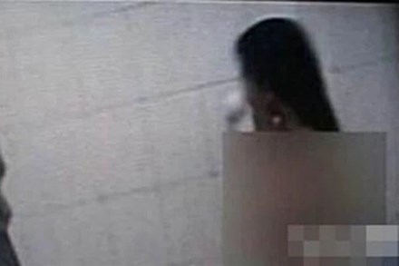 Quên tắt camera khi lên sóng, nữ streamer lộ toàn cảnh tắm trần ngay sau đó, vội vàng lên tiếng xin CĐM gỡ clip nóng