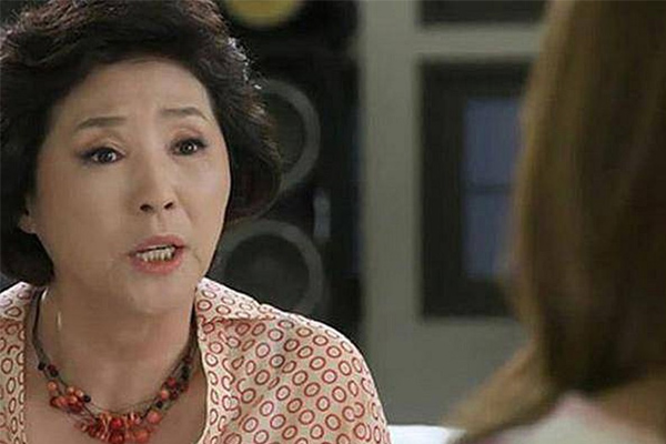 Nửa tháng sau khi chồng mất, mẹ chồng giới thiệu người mới cho tôi hẹn hò, đầu dây bên kia nói gì đó tôi nghe như bị sét đánh-1