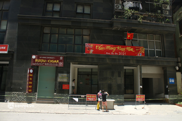 Hà Nội: Phong toả chung cư tại Hà Đông, người thân xuyên trưa tiếp tế sau ca dương tính SARS-CoV-2-1