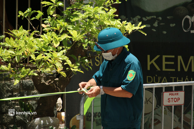 Hà Nội: Phong toả chung cư tại Hà Đông, người thân xuyên trưa tiếp tế sau ca dương tính SARS-CoV-2-10