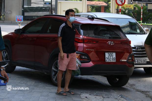 Hà Nội: Phong toả chung cư tại Hà Đông, người thân xuyên trưa tiếp tế sau ca dương tính SARS-CoV-2-11