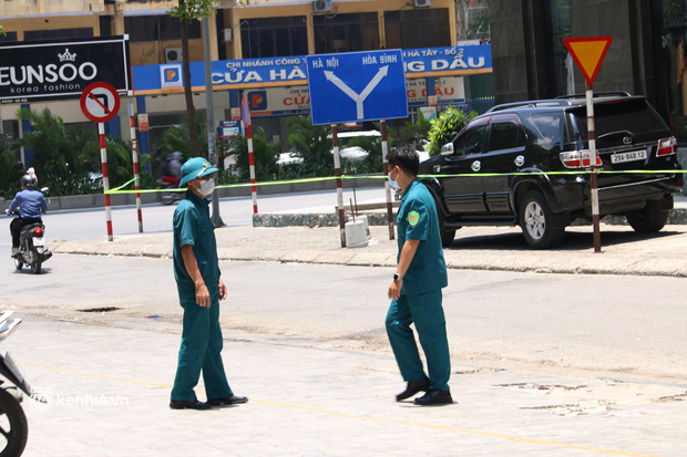 Hà Nội: Phong toả chung cư tại Hà Đông, người thân xuyên trưa tiếp tế sau ca dương tính SARS-CoV-2-12