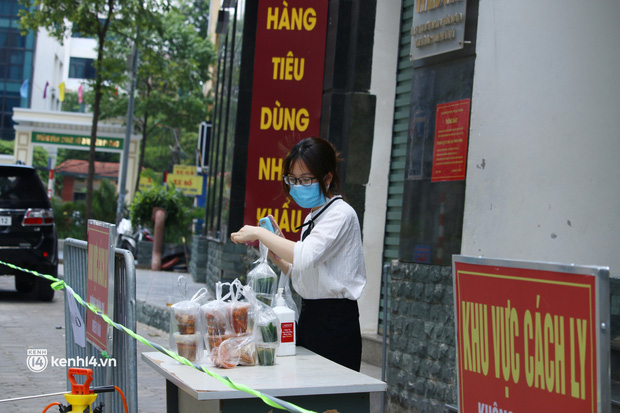 Hà Nội: Phong toả chung cư tại Hà Đông, người thân xuyên trưa tiếp tế sau ca dương tính SARS-CoV-2-3