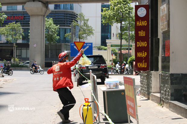 Hà Nội: Phong toả chung cư tại Hà Đông, người thân xuyên trưa tiếp tế sau ca dương tính SARS-CoV-2-4