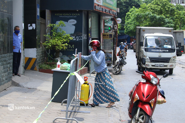 Hà Nội: Phong toả chung cư tại Hà Đông, người thân xuyên trưa tiếp tế sau ca dương tính SARS-CoV-2-5