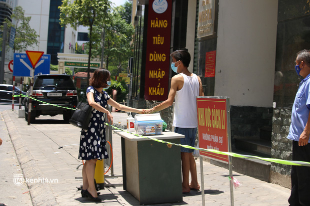 Hà Nội: Phong toả chung cư tại Hà Đông, người thân xuyên trưa tiếp tế sau ca dương tính SARS-CoV-2-6