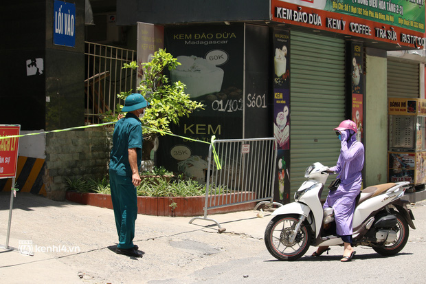 Hà Nội: Phong toả chung cư tại Hà Đông, người thân xuyên trưa tiếp tế sau ca dương tính SARS-CoV-2-8