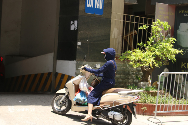 Hà Nội: Phong toả chung cư tại Hà Đông, người thân xuyên trưa tiếp tế sau ca dương tính SARS-CoV-2-9