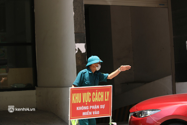 Hà Nội: Phong toả chung cư tại Hà Đông, người thân xuyên trưa tiếp tế sau ca dương tính SARS-CoV-2-13