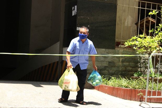 Hà Nội: Phong toả chung cư tại Hà Đông, người thân xuyên trưa tiếp tế sau ca dương tính SARS-CoV-2-14