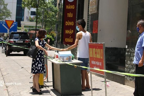 Hà Nội: Phong toả chung cư tại Hà Đông, người thân xuyên trưa tiếp tế sau ca dương tính SARS-CoV-2