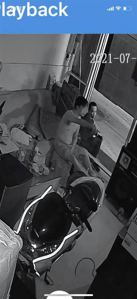 Chạy trời không khỏi nắng: Đang ở yên trong nhà thì bị tử tù mắc COVID-19 ghé vào xin miếng nước, xem tivi cùng!?-2