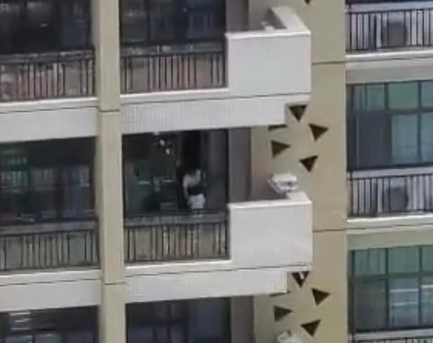 Cô giáo mầm non nhốt học sinh ngoài ban công giữa trời nóng 40 độ, nghe tiếng kêu gào ai cũng xót, hành động sau đó càng đáng lên án-4