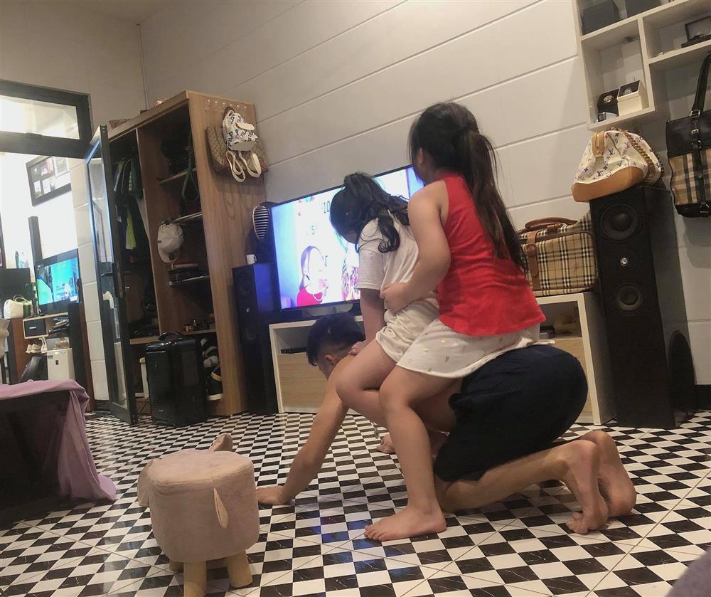 Ông bố chơi nhảy dây cùng 2 con gái cực điệu nghệ, nhưng nhìn trang phục bố mặc thì ai nấy cười té ghế-1