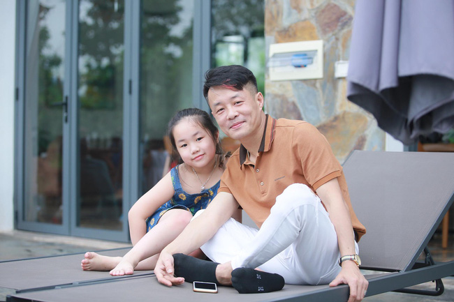 Ông bố chơi nhảy dây cùng 2 con gái cực điệu nghệ, nhưng nhìn trang phục bố mặc thì ai nấy cười té ghế-5