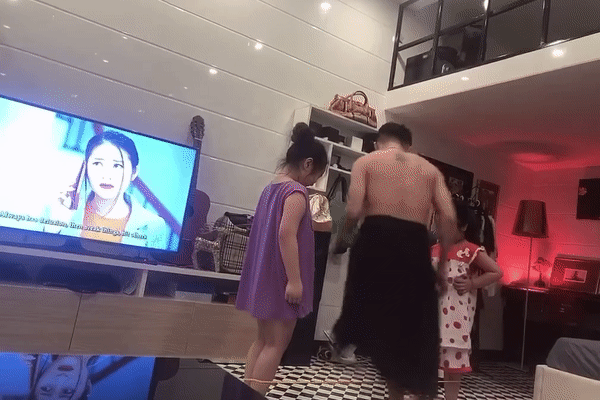 Ông bố chơi nhảy dây cùng 2 con gái cực điệu nghệ, nhưng nhìn trang phục bố mặc thì ai nấy cười 