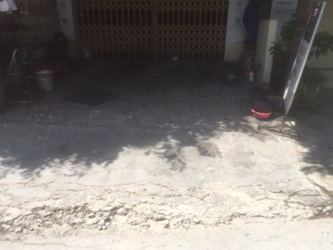 Hải Phòng: Người phụ nữ cầu cứu vì bị hàng xóm dùng lốp xe ngoặc vào cổ, kéo lê dưới đường-2