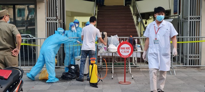 CLIP: Cận cảnh phong toả chi nhánh ngân hàng Vietinbank ở trung tâm Hà Nội-6