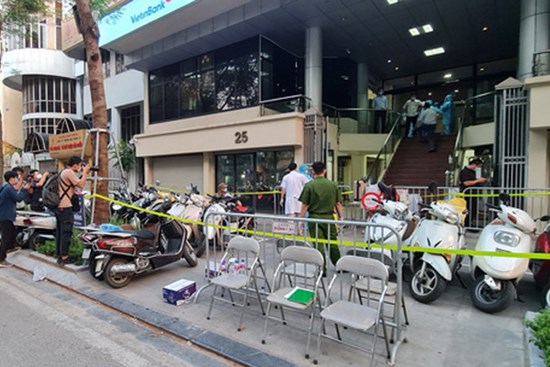 CLIP: Cận cảnh phong toả chi nhánh ngân hàng Vietinbank ở trung tâm Hà Nội