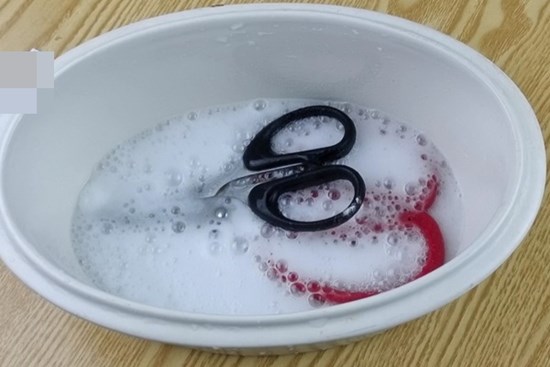 Dù kéo có cùn đến đâu, bạn cũng đừng vội vứt chúng đi, nếu bạn học được mẹo này, kéo sẽ sắc như mới ngay lập tức