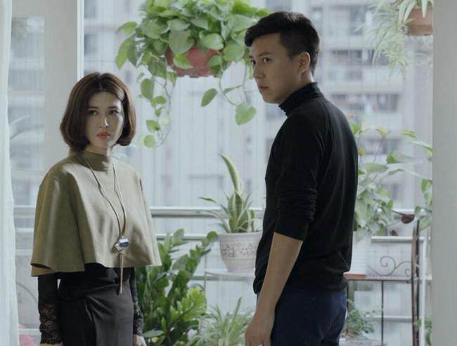 Bực bội đưa chồng ra tòa ly hôn, nhưng lúc đi lấy ly nước rồi quay lại, cô bỗng mỉm cười và xé đơn-1