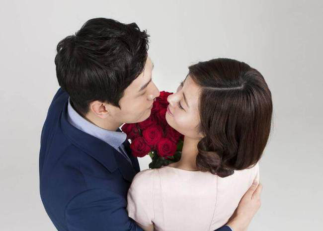 Bực bội đưa chồng ra tòa ly hôn, nhưng lúc đi lấy ly nước rồi quay lại, cô bỗng mỉm cười và xé đơn-2