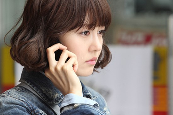 Chồng đi công tác, vợ đến nhà bạn thân đánh bài, vô tình nhìn xuống gầm giường, tròn mắt thấy điện thoại di động của anh