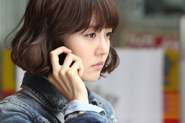 Chồng đi công tác, vợ đến nhà bạn thân đánh bài, vô tình nhìn xuống gầm giường, tròn mắt thấy điện thoại di động của anh-1