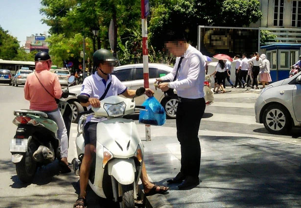 Yêu 2 tháng, chỉ thơm chưa hôn đã phải trả hơn 10 triệu tiềng hàng order các loại cho bạn gái, chàng trai lăn tăn liền bị gắn mác ki bo đầy ấm ức-2