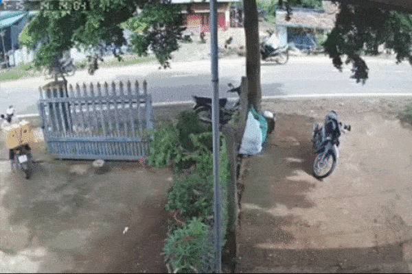 Đu võng theo kiểu chẳng giống ai, bé gái nhận ngay cái kết đau điếng-1