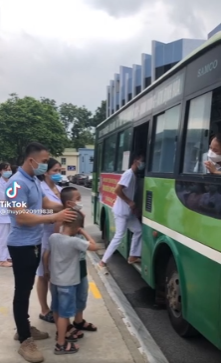 Xúc động khoảnh khắc 2 bé trai khóc nức nở tiễn mẹ lên đường vào TP.HCM chống dịch-1