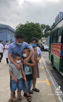 Xúc động khoảnh khắc 2 bé trai khóc nức nở tiễn mẹ lên đường vào TP.HCM chống dịch-2