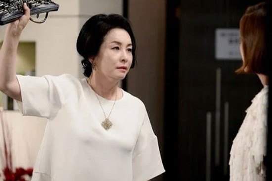 Từ bên ngoại về tôi không thể vào nhà vì mẹ chồng thay ổ khóa mới, đáng nói hơn là dòng tin nhắn trước cửa