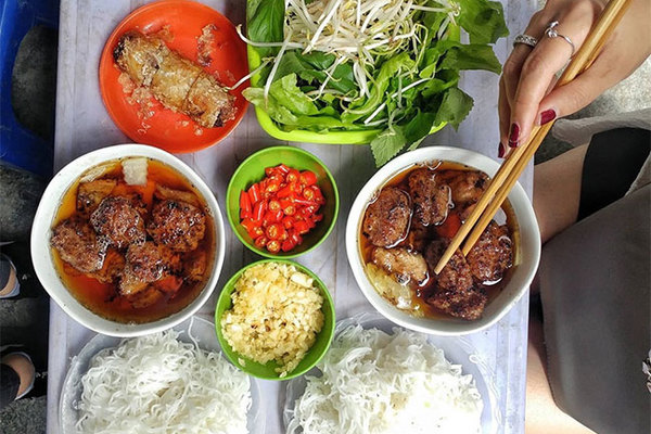 Mất việc nhận trợ cấp 3 tháng lương, về bán bún chả bất ngờ trúng mánh-1