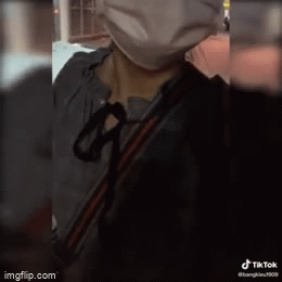 Phát hiện vợ đi cùng 2 thanh niên lạ mặt, chồng chạy theo bắt bẻ ai ngờ bị đáp trả cực đau: Loại chồng yếu sinh lý không làm được gì”-2