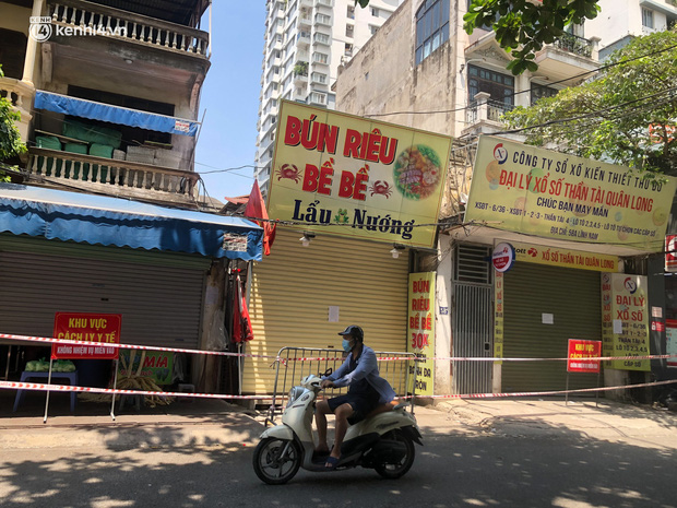 Ảnh: Hà Nội phong toả 3 toà nhà xung quanh một đại lý Vietlott và hàng loạt địa điểm khác liên quan các chùm ca bệnh-5