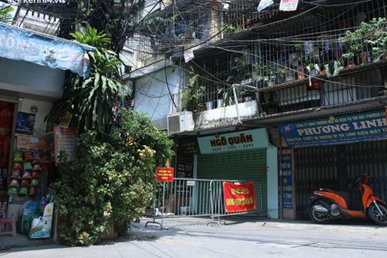Ảnh: Hà Nội phong toả 3 toà nhà xung quanh một đại lý Vietlott và hàng loạt địa điểm khác liên quan các chùm ca bệnh