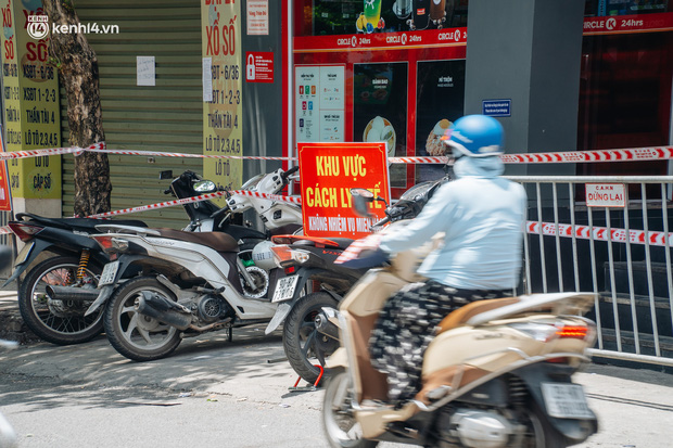 Ảnh: Hà Nội phong toả 3 toà nhà xung quanh một đại lý Vietlott và hàng loạt địa điểm khác liên quan các chùm ca bệnh-9